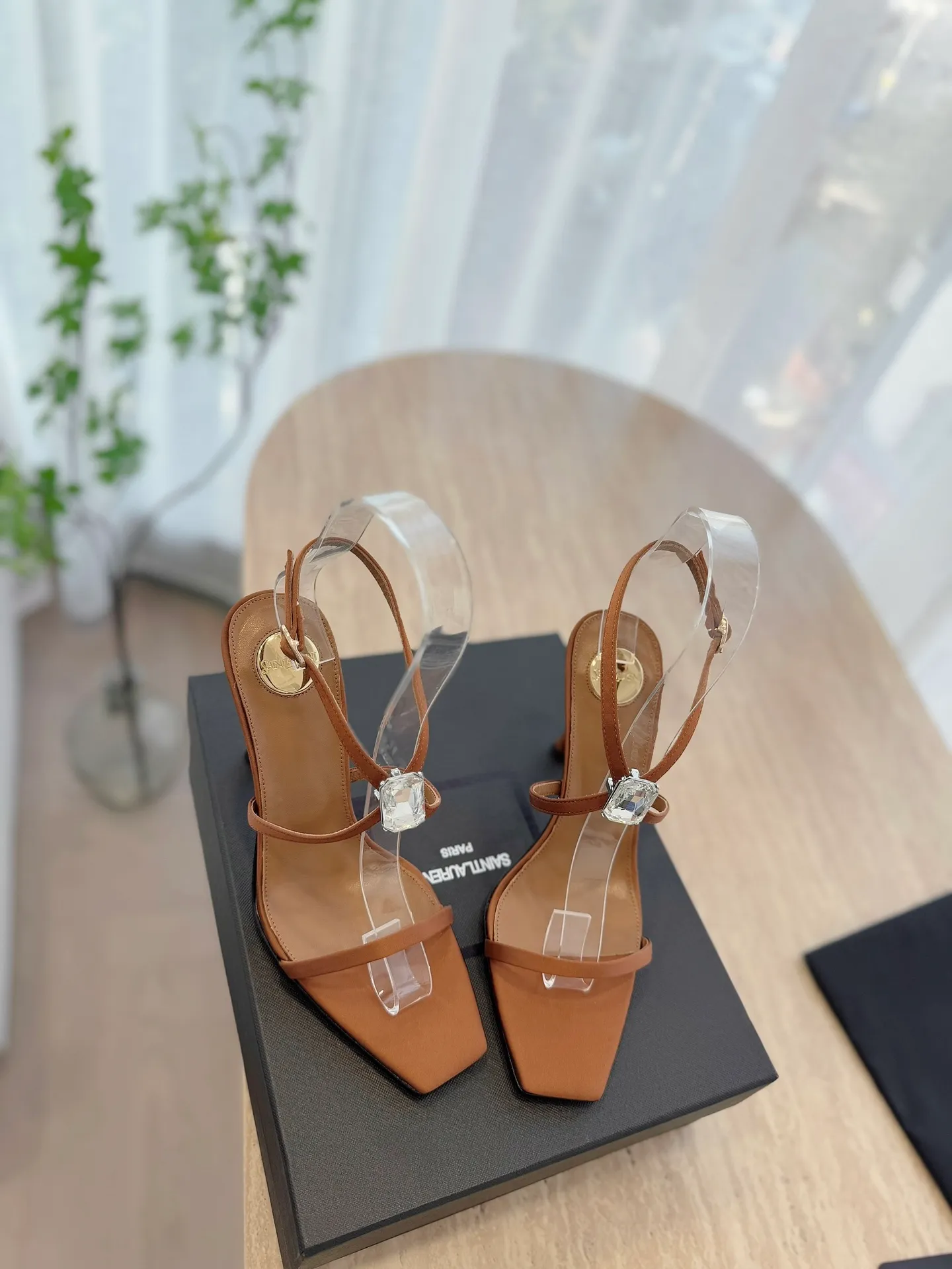 👟👟Ex-factory price 520👟👟 High version "SAINT LAUREN*" Saint Laurent YSL 25ss/spring and summer new catwalk style large rhinestone high-heeled shoes and sandals. Only YSL understands women's hearts best and does not accept refutation. It is a super invincible feminine artifact and a must-have for women (z-product full-body customization, own molded hardware accessories, perfect consistency). Compare the differences between pictures and goods on the market. ✔Upper: Customized imported calf patent leather/silk ✔Lining: Imported 🐑sheep leather ✔Sole: Imported genuine leather outsole ✔Heel height: 10.5cm ✔Number of yards: 35-39 (40 can be customized and non-returnable) (Full set of packaging)
